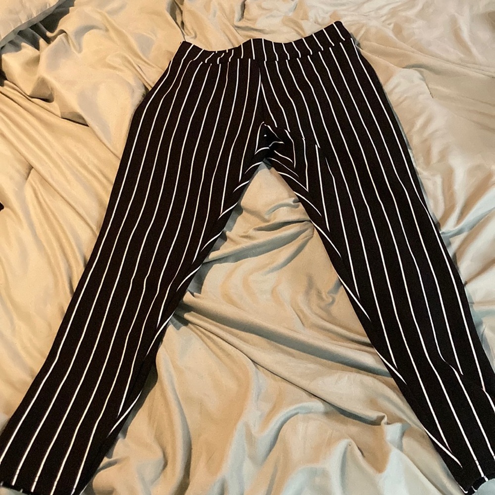 SHEIN, never worn. Black/White stripped leggings